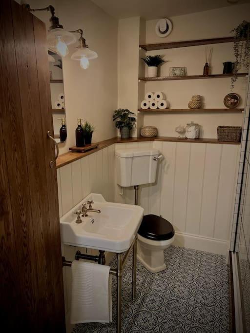 Period Apartment, Great Views, In Heart Of Town. Bradford-On-Avon Eksteriør billede